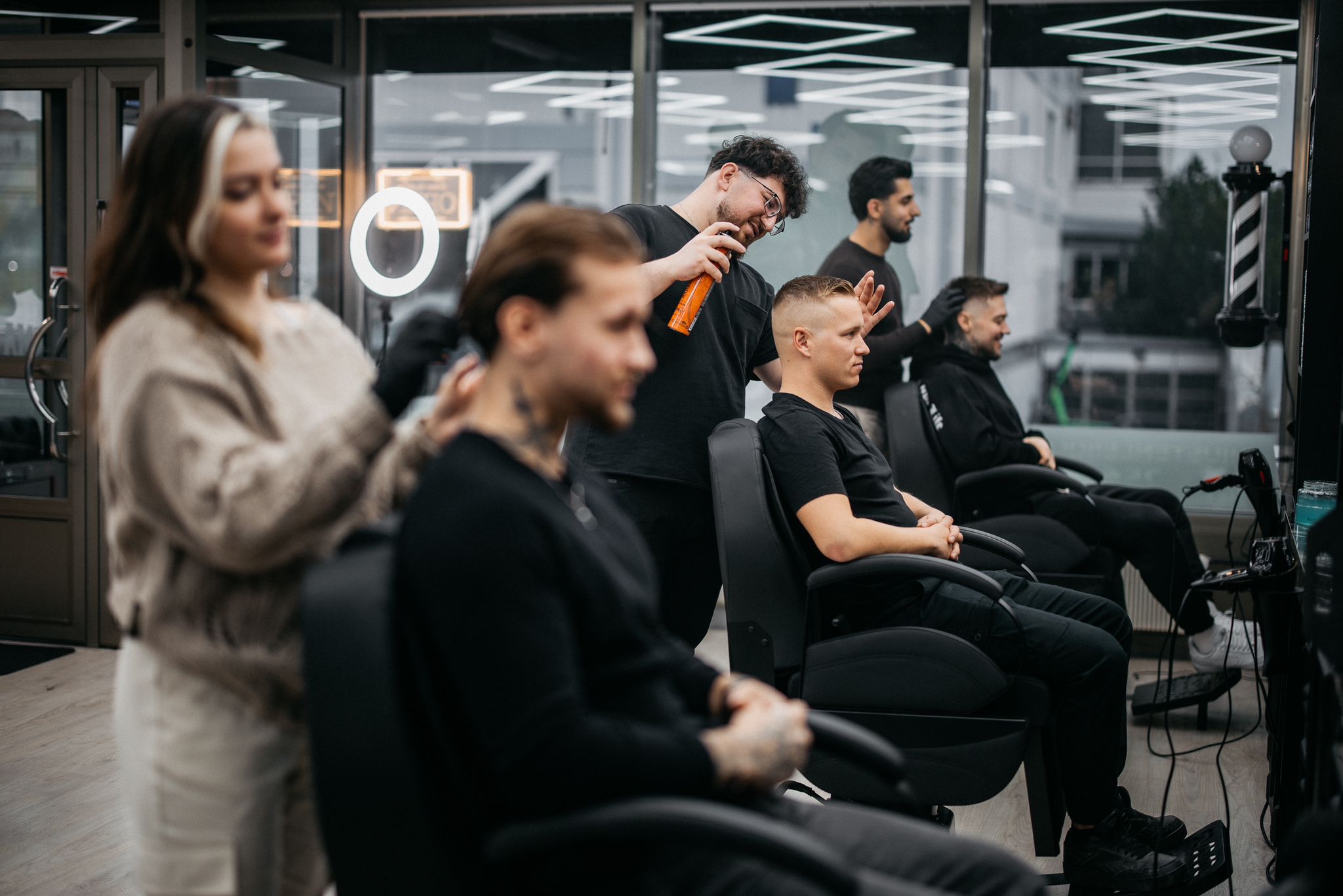 RENMA Barber Club ammattitaitoinen parturi työssä Seinäjoella