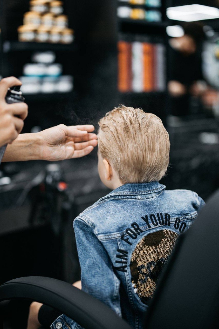 Ammattiparturi leikkaa miehen hiuksia RENMA Barber Clubilla Seinäjoella