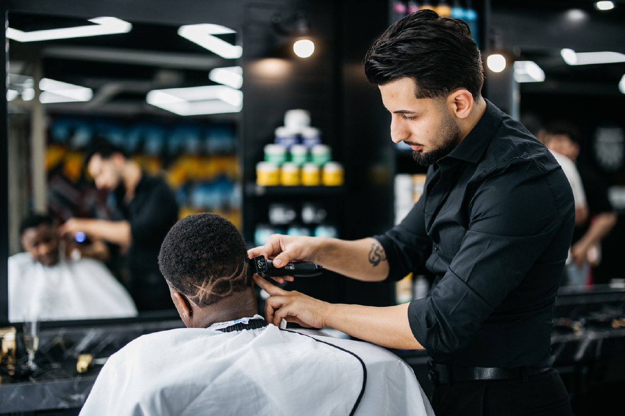 Perinteinen parranajo partakoneella RENMA Barber Clubissa Seinäjoen keskustassa